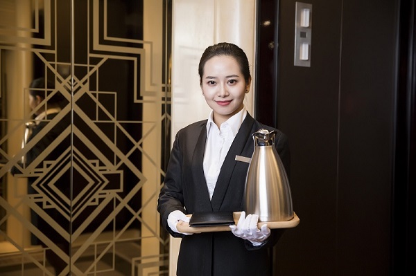 客户希望被重视,希望认真对待和仔细倾听他们的需求,向他们提供详细的信息并正确解答及解决提出的问题